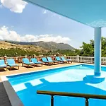 Luxury Room 3 - Vila Goro, Pool, Parking And More